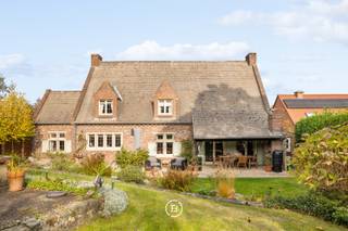 Verscholen in een rustige, doodlopende straat in Veltem-Beisem bevindt zich deze authentieke villa, waar karaktervolle architectuur en royale leefruimtes samenkomen. Met 254 m² bewoonbare oppervlakte op een perceel van 881 m² biedt deze woning een bijzonder aangename woonbeleving, op korte afstand van Leuven en met een vlotte verbinding naar de omliggende steden.<br /><br />Bij het binnenkomen wordt u verwelkomd door een warme, authentieke sfeer. De karaktervolle trap, de open haard en de elegante luster geven de leefruimte een tijdloze uitstraling. Vanuit de leefruimte bereikt u de volwaardige kelder, die bijkomende ruimte en praktische mogelijkheden biedt. Naast de keuken biedt een polyvalente ruimte tal van mogelijkheden, van speelkamer tot hobbyruimte. Een afzonderlijk bureau vervolledigt het gelijkvloers.<br /><br />De zuidgerichte tuin vormt een natuurlijke verlenging van de leefruimtes. Omringd door groen en beplanting geniet u hier van privacy en zonlicht doorheen de dag.<br /><br />Op de eerste verdieping bevindt zich een open overloop die uitkijkt over de leefruimte en zo een bijzonder gevoel van ruimte en verbondenheid creëert. Verder bevinden zich hier drie slaapkamers, waaronder de master bedroom met ensuite badkamer, aangevuld met een aparte douchekamer. Ook praktisch comfort ontbreekt niet: een ruime garage met plaats voor twee wagens en een volwaardige zolder bieden extra mogelijkheden.<br /><br />Een villa met een uitgesproken eigen karakter, omgeven door groen en gelegen op een plek waar rust en bereikbaarheid harmonieus samenkomen.