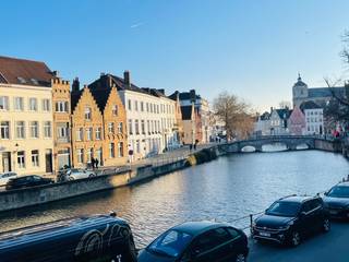 Brugge centrum, met zicht op de Reien, ENERGIEZUINIG  TOTAAL GERENOVEERD BURGERSHUIS met<u><strong> 6 SLAAPKAMERS</strong></u> en <u><strong>3 nieuwe BADKAMERS</strong></u> , stadspatio.<br />Inkomhal met gastentoilet, totaal ingerichte NIEUWE keuken met alle apparatuur (inductiekookplaat met ingebouwde dampkap, vaatwas, frigo) led verlichtingsplafond, ruime zitplaats- living met ingemaakte tv-kast meubel, stadspatio.<br />Technische ruimte met aansluiting voor wasmachine en droogkast,<br />Boven 6 slaapkamers en 3 badkamers.<br />alle technieken voor VENTILATIE en WARMTE POMP, ZONNEPANELEN, Volledig geschilderd .<br />Een PARELTJE ! Juist verhuizen !  VRIJ 1 OKTOBER 2026<br /> 