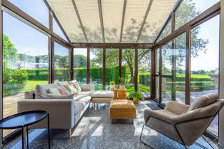 <strong>We Invest Sud-Luxembourg nodigt u uit om deze uitzonderlijke</strong> villa te ontdekken, genesteld in het hart van het groene platteland van <strong>Sibret </strong>(Vaux-Sur-Sûre), op een groot terrein van 60 hectare. Een oase van rust die natuur, moderniteit en comfort combineert, binnen handbereik van alle voorzieningen en de Luxemburgse grens.<br /><br /><strong>Moderne, hoogwaardige architectuur:</strong><br />Deze villa heeft een aantrekkelijke eigentijdse stijl en energiezuinige kenmerken:<br />
<ul>
<li>Vloerverwarming</li>
<li>Fotovoltaïsche panelen</li>
<li>Geothermisch systeem</li>
</ul>
<strong>Royale leefruimte voor het hele gezin:</strong><br />Het huis biedt 6 tot 8 slaapkamers, 3 badkamers en ruime leefruimtes.<br /><br /><strong>Een geïntegreerde werkruimte:</strong><br />Bent u zelfstandige of professional? Profiteer van 90 m² speciale ruimte, perfect geschikt voor professioneel gebruik.<br /><br /><strong>Een goed onderhouden buitenruimte om nieuwe energie op te doen:</strong><br />De aangelegde tuin beschikt over een mooie vijver, een terras en een veranda op het zuidwesten. <br /><br /><strong>Begane grond: </strong><br />
<ul>
<li>Kelders over de hele oppervlakte van het huis met externe toegang</li>
<li>Grote garage van 38 m²</li>
</ul>
<strong>Technische kenmerken :</strong> <br />PEB klasse B, geothermische vloerverwarming, houtkachel, fotovoltaïsche panelen, PVC ramen met dubbele beglazing, elektrische rolluiken, pannendak. Vloerbedekking: marmerhars, semi-massief parket, tegels. <br /><br /><strong>Droom je van een ruime, eco-efficiënte woning in een rustige omgeving? Dan is dit de villa voor jou. Trek er nu in! <br /><br /></strong>Neem voor meer informatie of een bezichtiging contact met ons op:<strong> +32 (0)63 33 00 69 - alexandra.da@weinvest.be<br /></strong>