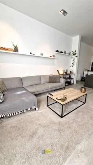 <p><span>Instapklaar 1 slaapkamer appartement met privatief genot van het groendak van 30m² op de derde verdieping.</span></p><p><span> </span></p><p><span>LIGGING: Dit appartement van 64m² verdieping maakt deel uit van een renovatieproject uit 2014 en is gelegen op de grens Antwerpen-Noord, -Centrum en Eilandje. </span></p><p><span>Park Spoor Noord is om de hoek, via de Konijnenpijp ben je direct op Linkeroever.</span></p><p><span> </span></p><p><span>INDELING: We komen de woning binnen in een centrale inkomhal met ingebouwde vestiairekast en apart toilet. Vooraan het appartement bevindt zich het salon met aansluitend de eetkamer en ingerichte keuken. De slaapkamer is voorzien van een ingebouwde kleerkast. De badkamer heeft een inloopdouche, lavabomeubel en plek voor wasmachine en droogkast. Het appartement is volledig voorzien van een laminaatvloer. Op de derde verdieping heb je privatief genot van het groendak van 30m².</span></p><p><span> </span></p><p><span>KWALITEITEN:</span></p><p><span>> gerenoveerd en instapklaar appartement met leuk terras</span></p><p><span>> Epc: B (141 kWh/m²jaar)</span></p><p><span>> conforme elektrische installatie, asbestvrij</span></p><p><span>> privatieve kelderberging nr6 van 5m², gezamenlijke, ruime fietsenberging</span></p><p><span> </span></p><p><span>Voor meer informatie: <span>www.immodelaet.be</span></span><span> </span></p><p><span>Interesse in GRATIS SCHATTING van uw eigendom? Contacteer ons! 03/644.00.88 – <span>info@immodelaet.be</span></span><span> </span></p><p><span> </span></p>