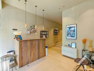 <p><span>In het bruisende centrum van Lier, op een toplocatie in de Rechtestraat, bevindt zich dit instapklare pand dat wonen en ondernemen op een ideale manier combineert. Deze eigendom biedt een perfect evenwicht tussen een stijlvol handelspand op het gelijkvloers en een comfortabele, energiezuinige woning op de verdiepingen.</span></p><p><span><br />Het handelspand is momenteel ingericht als een verzorgde schoonheidszaal, met een ontvangstruimte aan de voorzijde, een balie en een aparte technische ruimte. Achteraan bevindt zich een rustige behandelingsruimte met eigen toilet – ideaal voor een schoonheidssalon, praktijk of kantoorruimte.<br />De eerste verdieping verwelkomt je in een ruime en lichtrijke woonkamer met open keuken. De keuken is volledig uitgerust met alle comfort: inductievuur, dampkap, spoelbak, vaatwasser, ijskast, diepvries en combi-oven. Aansluitend bevindt zich een gezellig terras, perfect voor een moment van rust midden in de stad.</span></p><p><span><br />Op de 2de verdieping vind je een apart toilet, een ruime en moderne badkamer (bad + douche + dubbele wastafel) en een royale masterbedroom met praktische ingemaakte kasten.</span></p><p><span><br />De bovenste verdieping biedt een open bureauruimte en twee bijkomende slaapkamers, beide voorzien van ingemaakte kasten.</span></p><p><span><br />Troeven van het pand:<br />   •    Verwarming via energiezuinige airco-units (koelen &amp; verwarmen)<br />   •    20 zonnepanelen met batterijopslag<br />   •    Waterontharder aanwezig<br />   •    Zeer gunstig EPC – energiezuinige woning<br />   •    Asbestvrij<br />   •    Conforme elektrische installatie</span></p><p><span><br />Interesse? Contacteer ons snel voor een bezichtiging en ontdek zelf de troeven van dit veelzijdige pand in hartje Lier! 0494/99.29.01 (Katrijn)</span><span> - 03 645 06 45 |  info@immomk.be - ook voor een correcte waardebepaling kan u bij ons terecht. </span></p>