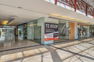 Ontdek dit interessante handelspand gelegen in Shopping 2 in het centrum van Genk. Met een oppervlakte van ca. 39m² is dit het ideale pand voor een startende onderneming of als beginnend investeerder.<br /><br />Bestuursmaatregelen in het maatregelenregister: nee.<br />E-Label: A.<br /><br />Voor meer informatie of het inplannen van een bezichtiging kan u contact opnemen met Jeff via 0472/04.26.49 of 011/22.19.17.<br /><br />Raadpleegt u deze advertentie via een andere vastgoedwebsite? Bezoek dan zeker onze eigen website www.limburgsvastgoed.be voor een uitgebreide beschrijving, bijkomende informatie en extra foto’s.