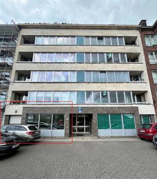 <p><span>Sint-Niklaas, Parklaan 70 bus 1, een groot gelijkvloers appartement van 152m² met aangename living van 35 m², degelijk afgewerkt met inbouwspots en groot schuifraam naar een mooie stadstuin. Ingerichte keuken met elektrisch kookvuur, dampkap en vaatwasmachine. Toegang tot de tuin met doorgang naar de garage. Ingerichte badkamer met ligbad en douche mogelijkheid, lavabo in meubel en toilet. Afzonderlijke wasplaats en berging, afzonderlijk gastentoilet, 3 grote slaapkamers. Zoek je een groot appartement, zoek je rustig te wonen en heb je graag een groen uitzicht, dan moet je dit appartement zeker zien. </span></p>