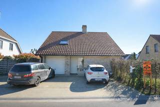 Rustig en mooi gelegen ruime villa in doodlopende straat met zuigerichte tuin. De villa is momenteel VERHUURD.Indeling:Inkomhall, afzonderlijk...