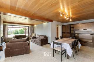 <p>Deze verrassend ruime woning in Gullegem biedt alle troeven voor wie op zoek is naar een comfortabele gezinswoning met veel mogelijkheden.</p>
<p>Via de inkomhal met gastentoilet bereikt u de lichtrijke leefruimte, bestaande uit een gezellige woonkamer en eetkamer, met aansluitend de praktische keuken.<br />Op het gelijkvloers bevindt zich bovendien een extra kamer die perfect dienst kan doen als slaapkamer, bureau of speelruimte. <br />De berging en inpandige garage zorgen voor extra comfort en voldoende bergruimte.</p>
<p>Op de verdieping beschikt de woning over vier volwaardige slaapkamers, met de mogelijkheid om een vijfde kamer te creëren, en een badkamer.</p>
<p>Dankzij deze flexibele indeling is de woning geschikt voor zowel jonge gezinnen als wie extra ruimte wenst voor thuiswerk of hobby’s. De gunstige ligging, vlakbij scholen, winkels en belangrijke invalswegen, maakt het dagelijkse leven bovendien bijzonder praktisch. Een ruime woning met tal van mogelijkheden, klaar om volledig naar uw eigen smaak ingericht te worden.</p>
<p></p>
<p>Contacteer ons snel voor meer informatie of een bezoek!</p>