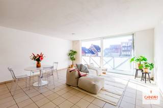 Dit appartement op de tweede verdieping in de Filips Bethuysstraat 14 in Sint-Amandsberg biedt een aangename en praktische woonomgeving. De leefruimte heeft een <strong>grote raampartij</strong> naar het <strong>balkon </strong>dat <strong>zuidwest </strong>georiënteerd is waardoor je de hele dag door kan genieten van veel natuurlijk licht en zon. De keuken sluit mooi aan op de woonkamer en is <strong>functioneel </strong>ingericht. Aan de keuken vind je de toegang naar de berging, ideaal voor het plaatsen van een wasmachine en droogkast. Langs de inkomhal vind je de toegang naar de slaapkamer en badkamer. Het appartement is <strong>op te frissen</strong> en biedt daardoor de perfecte kans om het volledig naar eigen smaak in te richten. Er is bovendien nog een extra private <strong>kelderberging</strong> wat voor extra opslagruimte zorgt. Bij het appartement hoort een <strong>ondergrondse garagebox</strong> die mee aangekocht moet worden en <strong>26.000 euro </strong>bedraagt.<br /><br />Het appartement geniet van een uitstekende uitvalsbasis met verschillende buurtwinkels en recreatiemogelijkheden in de buurt, alsook het openbaar vervoer en de nabijheid van het treinstation (Dampoort). Door de ligging is het ideaal als investering of voor studerende kinderen.<br /><br /><strong>! De betaling van isolatie van voor- en achtergevel werd afgerond. Na deze werken bedraagt het appartement EPC E.</strong><br /><br />Ben je geïnteresseerd in dit appartement en wil je graag een bezoek plannen? Neem dan contact op met Laura via: <strong>0492 07 26 62</strong>