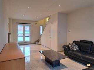 2 handelspanden met bovenliggend duplex-appartementin centrum Tongeren (2 huisnummers) Pal in het centrum van Tongeren vinden we deze handelszaak met...