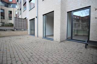 <p><strong>WOLUWE-SAINT-LAMBERT,</strong> near the Cora supermarket in Woluwe. Superb 3-bedroom flat.<br /><br /><strong><u>On the ground floor:</u></strong></p>
<p>- Entrance hall<br />- Separate toilet<br />- Living room of approx. 30 m²<br />- Fully fitted open-plan kitchen (extractor hood, ceramic hob, fridge, freezer, oven and dishwasher)<br />- Bedroom 1: approx. 14m² opening onto a lovely terrace of approx. 31m²<br />- Bedroom 2: approx. 10m²<br />- Bedroom 3: approx. 10m²<br />- Bathroom with WC<br />- Shower room<br />- Utility room with connections for washing machine and tumble dryer.</p>
<p>Cellar No. 88<br />Indoor parking space No. 120 included in the rent.<br /><br />Fixed service charge of €110.<br />Available from 15/07/2024</p>