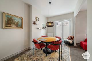 Ontdek deze verrassend ruime en veelzijdige woning, ideaal voor wie op zoek is naar comfort en functionaliteit!Bij het betreden van de woning komt u...