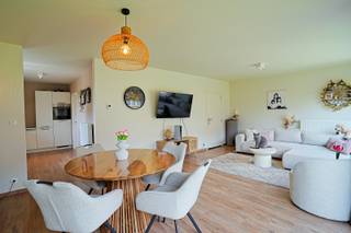 Ontdek dit instapklare en energiezuinige appartement in het hart van Buggenhout, waar comfort en ruimte centraal staan. Met een bewoonbare...