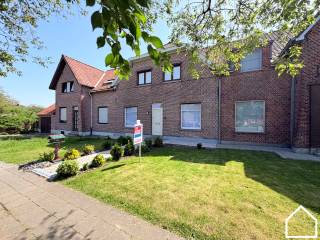 Welkom in de Orchideeënlaan 7 te Ieper<br /><br />Ligging:<br /><br />Deze verrassend ruime woning combineert comfortabel wonen met praktische extra’s. Met drie ruime slaapkamers, een zongerichte tuin, veranda, atelier en uitweg achteraan biedt deze woning heel wat mogelijkheden voor gezinnen of hobbyisten.<br /><br />Bekijk zeker onze vastgoedvideo via deze link https://www.youtube.com/shorts/KwyvFIqKYvU om een beter zicht te krijgen op de woning.<br /><br /><br />Algemeen:<br /><br />Ruime gezinswoning met veel lichtinval, praktische indeling, tal van bergruimtes en een aangename buitenomgeving.<br /><br />Indeling:<br /><br />Gelijkvloers<br /><br />U komt binnen via de inkomhal met toegang tot de verschillende leefruimtes. De lichtrijke woonkamer (32.20m²) sluit naadloos aan op de keuken, uitgerust met frigo, heteluchtoven, kookplaat en spoelbak (10.50m²). Verder zijn er een ruime berging (9.55m²), gastentoilet en een veranda (13.50m²) met zicht op de tuin.<br /><br />Eerste verdieping<br /><br />Op de eerste verdieping bevinden zich drie volwaardige slaapkamers (17.85m² - 15.75m² - 13m²). De badkamer is uitgerust met een ligbad en lavabo.<br /><br />Zolder<br /><br />De tweede verdieping beschikt over een ruime zolder met onderdak, ideaal als extra stockageruimte.<br /><br />Kelder<br /><br />De woning beschikt over een praktische kelder van 9 m², geschikt voor bijkomende opslag.<br /><br />Bijgebouw<br /><br />Achteraan bevindt zich een ruime fietsberging/atelier van 26 m². Deze ruimte is ideaal voor fietsen, hobby’s, opslag of als werkruimte. Dankzij de uitweg achteraan geniet u van extra gebruiksgemak.<br /><br />Tuin<br /><br />De zongerichte tuin vormt een absolute meerwaarde. Hier geniet u in alle rust van het buitenleven. Het aanwezige tuinhuis biedt bijkomende opbergruimte.<br /><br />Troeven van deze woning:<br /><br />Drie ruime slaapkamers<br />Zongerichte tuin<br />Veranda met zicht op de tuin<br />Ruim atelier/fietsberging van 26 m²<br />Uitweg achteraan en veel opbergmogelijkheden<br /><br />Heeft u interesse in deze ruime woning? Contacteer Frédéric vandaag nog voor een bezoek ter plaatse via verkoop@partnersinvastgoed of 057/21.93.36<br /><br />Bent u op zoek naar een huis, investering of ander vastgoed te koop? Of wenst u een gratis schatting van uw eigendom? Bij Partners in Vastgoed staan wij steeds klaar om u verder te helpen met al uw vastgoedvragen.