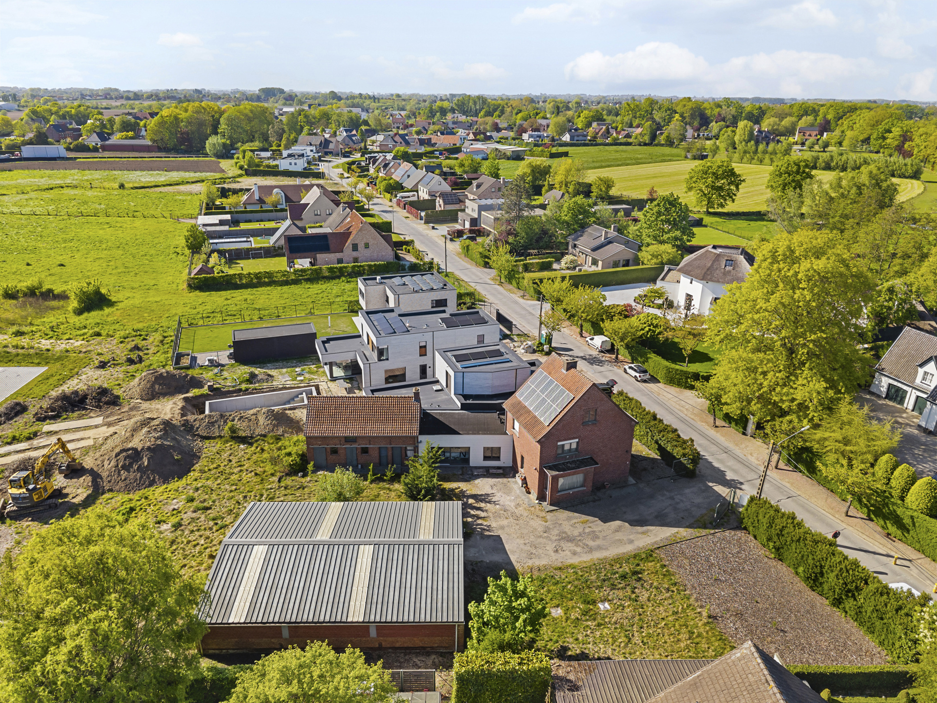 Toffe goedgelegen halfopen bebouwing met loods van 180m²! - foto 4