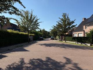 <p><span>In een uiterst rustige en residentiële villawijk, op het einde van een doodlopende straat, bevindt zich deze uitstekend gelegen bouwgrond voor een vrijstaande ééngezinswoning. </span><span>De centrale ligging biedt een ideale combinatie van rust en bereikbaarheid. Winkels, scholen en openbaar vervoer bevinden zich in de nabije omgeving en dankzij het veilige fietspad is de locatie bovendien bijzonder kindvriendelijk. Alle nutsvoorzieningen zijn aanwezig in de straat en er geldt geen bouwverplichting, zodat u zonder tijdsdruk uw bouwplannen kunt realiseren. </span></p>
<p><span>Volgens de geldende bouwvoorschriften kan op het perceel een vrijstaande ééngezinswoning worden opgericht met een maximale bebouwde oppervlakte van </span><strong><span>250 m²</span></strong><span>, inclusief eventuele vrijstaande bijgebouwen. De voortuin dient een bouwvrije strook van minimaal </span><strong><span>6 meter</span></strong><span> vanaf de rooilijn te behouden, terwijl de woning een maximale bouwdiepte van </span><strong><span>17 meter</span></strong><span> mag hebben en op minimaal </span><strong><span>3 meter</span></strong><span> van de zijdelingse perceelsgrenzen moet worden ingeplant. Achter de woning geldt een bouwvrije zone van </span><strong><span>10 meter</span></strong><span>. Een afzonderlijk bijgebouw mag maximaal </span><strong><span>75 m²</span></strong><span> groot zijn</span><span> en maakt deel uit van de maximale bebouwde oppervlakte. </span></p>
<p><span>Kortom, een unieke opportuniteit voor wie op zoek is naar een bouwperceel op een rustige, groene en centraal gelegen locatie, zonder bouwverplichting en met alle mogelijkheden om een droomwoning te realiseren.</span></p>