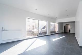 <div>Handelspand te huur 85 m² met grote raampartijen en praktische indeling centrale ligging.</div>
<div></div>
<div>Bent u op zoek naar een strategisch gelegen handelspand met optimale zichtbaarheid en een praktische inrichting? Dit handelspand van 85 m² biedt alles wat u nodig heeft voor uw onderneming!</div>
<div></div>
<div>Kenmerken van het pand:</div>
<div><span> </span>•<span> </span>Grote raampartijen aan de voorzijde zorgen voor veel natuurlijk licht én maximale visibiliteit voor uw zaak.</div>
<div><span> </span>•<span> </span>Open winkelruimte met flexibele indeling, ideaal voor zowel retail, dienstverlening als kantoorruimte.</div>
<div><span> </span>•<span> </span>Aparte sanitaire voorzieningen voor klanten en personeel.</div>
<div><span> </span>•<span> </span>Praktische berging/stockageruimte.</div>
<div></div>
<div>Ligging:</div>
<div>Gelegen op een vlot bereikbare locatie met passage. Goede verbindingen en parkeermogelijkheden aan het handelspand.</div>
<div></div>
<div>Ideaal voor:</div>
<div>Boetiek, kantoor, kapsalon, showroom, praktijkruimte, enz.</div>
<div></div>
<div>Interesse?</div>
<div>Neem vandaag nog contact met ons op voor meer info of een bezoek ter plaatse!</div>
<div></div>
<div>Wens je een gratis schatting? Vergeet dan zeker geen contact met ons op te nemen!</div>
<div>Contacteer ons voor meer info op 016 90 10 21 of info@future-home.be.</div>
<div></div>
<div>EPC: D 202412100003468872KNR1</div>
<div></div>
<div>Asbestveilig</div>
<div>Woongebied, Vergunning, Geen verkavelingsvergunning, Geen dagvaarding, Geen voorkooprecht</div>
<div></div>