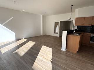 In de bekende Hoogstraat, in het hart van Antwerpen, bevindt zich dit uitstekend gelegen appartement. De vele restaurants, cafés en winkels maken van deze bruisende buurt een top locatie.<br /><br />Het appartement van ca. 89 m² is gelegen op de tweede verdieping. Dankzij de kamerhoge raampartijen geniet de woonruimte van een aangename lichtinval. De hoogwaardige, onderhoudsvriendelijke PVC-parketvloer zorgt voor een warme en ruimtelijke uitstraling.<br /><br />De open keuken is recent uitgerust met splinternieuwe toestellen: een kookplaat, heteluchtoven, vaatwasser, koelkast met ruim vriesvak en een microgolfoven. De hoge toog vormt een subtiele scheiding tussen de keuken en de leefruimte en creëert zo een ideale balans tussen openheid en functionaliteit.<br /><br />De masterbedroom bevindt zich aan de rustige achterzijde. Ook de tweede slaapkamer is ruim en leent zich perfect als logeerkamer, kinderkamer of bureau. Beide kamers maken gebruik van de badkamer, uitgerust met een ligbad met douche en een dubbele lavabo. Hier is tevens een aansluiting voorzien voor een wasmachine en droogkast.<br /><br />De gemeenschappelijke binnentuin biedt een oase van rust, waardoor u even vergeet dat u zich in het centrum van Antwerpen bevindt.<br /><br />Een ondergrondse autostaanplaats kan worden bijgehuurd voor € 130 per maand.<br /><br />Gemeenschappelijke kosten: 130 Euro per maand.<br />Provisie op verbruik van water: 35 Euro per maand.<br />Nutsvoorzieningen gas en elektriciteit zijn privé op te nemen door de huurder.<br /><br />Onmidellijk beschikbaar.