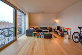 Recent afgewerkt appartement (2024) met 2 slaapkamers te Oostduinkerke Dorp (100m²). Het appartement bevat een inkomhall met apart toilet, lichtrijke leefruimte met modern afgewerkte open keuken inclusief gezellige eethoek, 2 slaapkamers met elk een terras, badkamer voorzien van inloopdouche, wasplaats en een privatieve berging. Genieten van de rust kan je doen op het ruime zongericht terras toegankelijk vanuit de leefruimte. Het appartement werd volledig geschilderd. Er is tevens de mogelijkheid tot aankoop van een staanplaats. Dit appartement combineert modern comfort met een uitstekende ligging, dicht bij alle voorzieningen. Mis deze unieke kans niet en plan vandaag nog een bezoek! Verkoop onder het stelsel der registratierechten. (Ref. NI27008) <br /><br />Neem voorsprong met een vrijblijvende en gratis schatting van uw eigendom via:<br />http://www.residentievastgoed.be/gratisonlineschatten