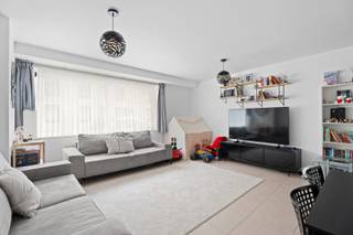 Dit goed onderhouden gelijkvloers appartement bevindt zich in het centrum van Lovendegem. Het ligt op wandelafstand van diverse handelszaken en geniet van een uitstekende bereikbaarheid via de R4 en de N9.<br />Indeling: inkomhal, toilet, leefruimte met open keuken en een berging met cv-ketel en aansluiting voor een wasmachine. De ruime slaapkamer beschikt over een schuifraam dat toegang geeft tot het terras. De badkamer is uitgerust met een wastafel en een inloopdouche.<br /><br />Info &amp; bezoeken: info@oko.immo | 0484 14 96 86.