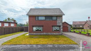 <p>Bij ImmoFusion 7/7 “open huis” : klik op onze 3D-TOUR. Ervaar vastgoed alsof je er zelf doorloopt!<br /><br />Dit stevige en goed onderhouden pand is gelegen in één van de mooiere buurten van Helchteren. Met maar liefst 191 m² bewoonbare oppervlakte op een perceel van bijna 11 are biedt deze woning alle ruimte voor een gezin. Wat deze locatie extra bijzonder maakt, is dat er in de omgeving vrijwel niet meer gebouwd kan worden. Op één bouwgrond na blijft het groene karakter van de buurt dus behouden, waardoor je hier geniet van rust, privacy en een prachtig uitzicht.<br /><br />Bij het betreden van de woning kom je terecht in de inkomhal, vanwaar je toegang hebt tot de bovenverdieping en de ruime leefruimte. Dankzij de grote raampartijen geniet deze ruimte van veel natuurlijke lichtinval. Aansluitend bevindt zich de keuken. Voor wie houdt van een open leefconcept, bestaat hier de mogelijkheid om de keuken open te maken naar de woonkamer.<br /><br />Verder is er op het gelijkvloers nog een extra ruimte die toegang biedt tot de badkamer, de tuin, een praktische berging en een apart toilet.<br /><br />Op de verdieping bevinden zich vier ruime slaapkamers, allemaal met een aangename lichtinval. Daarnaast is er via een luik toegang tot de zolder. De indeling van de woning is praktisch en gezinsvriendelijk.<br /><br />Buiten beschikt de woning over een vrijstaande garage met daarachter nog extra bergruimte. De ruime tuin wordt momenteel deels gebruikt als moestuin. De aanwezige planten worden bij verkoop verwijderd, waardoor de nieuwe eigenaar de tuin volledig naar eigen smaak kan inrichten. Achteraan bevindt zich bovendien nog een schuur die extra opslagmogelijkheden biedt.<br /><br />De woning is ideaal gelegen voor wie centraal wil wonen, dichtbij scholen, winkels en openbaar vervoer, maar tegelijk wil genieten van rust, groen en privacy. Een unieke kans in één van de meest gegeerde buurten van Helchteren.<br /><br />Maatregelen opgenomen in het Maatregelenregister: nee<br /><br />Pluspunten:<br />-Gelegen in een rustige en groene buurt<br />-191 m² bewoonbare oppervlakte<br />-4 ruime slaapkamers<br />-Gunstig EPC<br />-Vrijstaande garage met extra bergruimte<br />-Ruime tuin met veel privacy<br />-Nabij scholen, winkels en openbaar vervoer<br />-Stevige constructie met veel potentieel<br />-Beperkte toekomstige bebouwing <br />-Groene omgeving<br /><br />Voor een bezichtiging ter plaatse of meer info, bel ons op 078/78.78.70, of kom gewoon binnen op ons kantoor, steeds welkom!</p>
