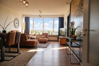 <p><span>Lichtrijk penthouse appartement met groen uitzicht en zuid terras</span></p><p><span> </span></p><p><span>Op zoek naar een doorzon appartement op de bovenste verdieping van dit zeer goed onderhouden appartementsgebouw? Op wandelafstand van het fantastisch groot park en op slechts enkele minuten van Antwerpen centrum kan u dit hier terugvinden. </span></p><p><span> </span></p><p><span>Ideaal voor starters of alleenstaanden of kleine gezinnen. Het appartement beschikte over alle belangrijkste troeven: veel lichtinval, een afzonderlijk toilet, gerenoveerde keuken en badkamer, zuidgericht terras en geen bovenburen! </span></p><p><span> </span></p><p><span>Slechts twee appartementen op de gang zorgen voor uitermate privacy gevoel. </span></p><p><span><br />Het appartement is zeer ruim en vrij op akte. Ook interessant om te verhuren. </span></p><p><span> </span></p><p><span>Het appartementsgebouw wordt piccobello beheerd; alsook door inwonende conciërge. Mogelijkheid tot aankoop van een garage maar geen verplichting!</span></p><p><span> </span></p><p><span>Interesse? Bezoek dit samen met Marjanne door een bezoek aan te vragen op 0494/21.39.22 of <span>marjanne@vastpuntgoed.be</span></span><span> </span></p>