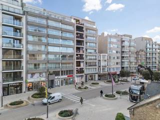 Ontdek Res. Aurélie, gelegen op topligging in de zeelaan - De panne.<br /><br />Penthouse op 7<sup>de</sup> (duplex) verdieping, bestaande uit: inkom, lichtrijke woonkamer, volledig uitgeruste eetkeuken, berging, toilet, 2 badkamers, 3 slaapkamers & 3 terrassen. <br /><br />Dit kleinschalige nieuwbouwproject bestaat uit een mix van studios en 1-2-3 slaapkamer appartementen. <br />Kwalitatieve & energiezuinige afwerking met o.a. parket & warmtepompen. <br />Alle appartementen zijn voorzien van 2 terrassen (voor-en achterzijde) voor optimale beleving. <br /><br />Kleinschalig gebouw voorzien van huisvuillokaal, lift en fietsenberging. <br />Dit veelzijdige project is zowel interessant als vaste bewoning, 2de verblijf als investering. <br /><br />(vg,wg,gmo,gvkr,gvv, P&G score: A, epc na bouw )
