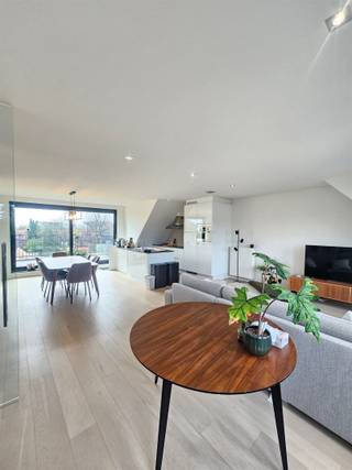 Dakappartement met 2 slpks en groot terras. Dit recent appartement is gelegen nabij het centrum van Ekeren, winkels, scholen, openbaar vervoer en op-...