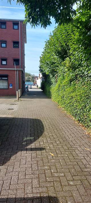 Gesloten garagebox met afstandsbediening.  Gelegen achter het gebouw. Bij verhuur met BTW nummer bedraagt de maandelijkse huur 150 euro...