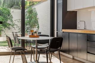 Dit prachtig gerenoveerde appartement is gelegen in een rustige straat in het bruisende Zuid, pal naast het vernieuwde KMSKA. Op wandelafstand vind je gezellige cafés, restaurants, park Nieuw Zuid en alle nodige voorzieningen. Dankzij de nabijheid van de oprit van de Ring is ook de rest van de stad en daarbuiten vlot bereikbaar.<br /><br />Het appartement beschikt over een bewoonbare oppervlakte die slim werd ingedeeld met oog voor comfort en functionaliteit. De privatieve, inpandige garage beschikt over een private ingang rechtstreeks naar het appartement. De zonnige stadstuin vormt samen met het terras een zeldzame troef op deze toplocatie.<br /><br />Bij het binnenkomen betreed je een lichtrijke leefruimte met maatwerkkasten die zorgen voor een strakke afwerking en optimaal ruimtegebruik. De open keuken is uitgerust met ingebouwde toestellen, waaronder een afwasmachine, nieuwe koelkast en aparte vriezer.<br /><br />De master bedroom beschikt over ingebouwde kasten en een en-suite badkamer met zowel een ligbad als een nieuwe inloopdouche. De tweede kamer kan perfect dienstdoen als bureau, dressing of logeerkamer. Zowel de tuin als het terras werden recent volledig heraangelegd, met aandacht voor esthetiek en onderhoudsgemak.<br /><br />Troeven op een rij:<br />• Prachtig gerenoveerd en instapklaar<br />• Inpandige privatieve garage bij aan te kopen aan €35.000<br />• Private ingang van de garage rechtstreeks naar het appartement<br />• Zuidgerichte stadstuin en terras, recent heraangelegd<br />• Keuken met ingebouwde toestellen<br />• Maatwerkkasten in leefruimte en slaapkamer<br />• Centrale ligging naast KMSKA en nabij park Nieuw Zuid<br />• Vlotte bereikbaarheid via oprit Ring<br /><br />Dit appartement combineert een toplocatie met modern comfort, hoogwaardige afwerking en een unieke buitenruimte — een zeldzame vondst in het hart van de stad.