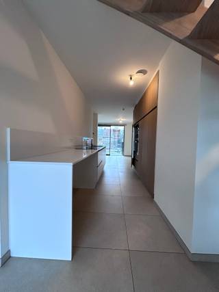 Dit duplexappartement omvat 1 slaapkamer, een badkamer met inloopdouche, een uitgeruste keuken en een terras. Dankzij de centrale ligging...