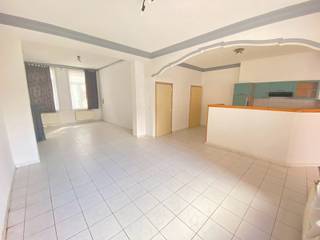 Deze verzorgde charmante woning met garage en uitweg via de Melkmarkt, is gelegen in hartje Izegem. De eigendom bestaat momenteel uit 3...
