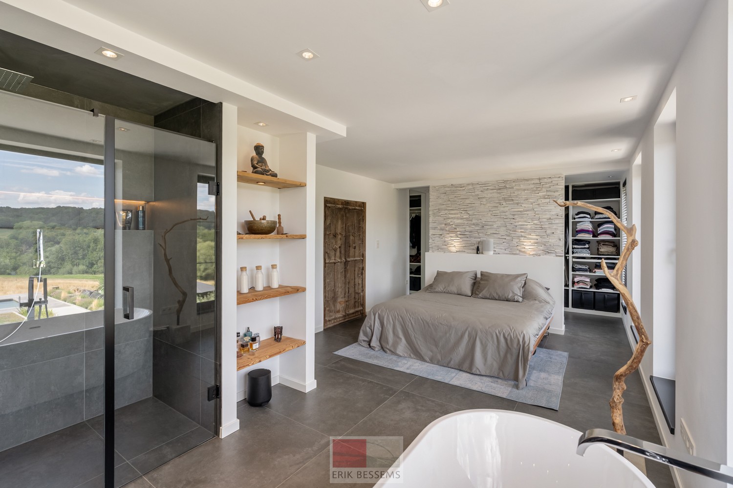 Op een royaal perceel van circa 910 m² ligt deze moderne en energiezuinige woning van circa 177 m² bewoonbare oppervlakte, met een weids panorama over het Limburgse Heuvelland. - foto 5
