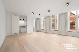 Dit prachtig appartement bevindt zich in het hart van Brugge, vlakbij de Kartuizerinnenkapel en op slechts 50 meter van de markt. Het gebouw dateert uit 2019 en combineert een moderne uitstraling met de charme van de binnenstad. Dankzij de uitstekende ligging geniet u hier van alle stedelijke voorzieningen binnen handbereik.<br /><br />Het appartement beschikt over twee ruime slaapkamers en een volledig afgewerkte badkamer met inloopdouche, dubbele lavabo en wc. De bewoonbare oppervlakte bedraagt 120 m², met een hoogwaardige afwerking en een exclusieve residentiële uitstraling, waaronder een stijlvolle parketvloer in de leefruimte. Hierdoor ontstaat een warme en uitnodigende sfeer, ideaal om tot rust te komen.<br /><br />Daarnaast behoort een ruime kelder tot het pand, wat extra opslagmogelijkheden biedt. <br />Dit appartement is een ideale combinatie van comfort, ruimte en locatie in het historische Brugge.<br /><br />* hoogstaande afwerking<br />* 50m van de markt<br />* totale oppervlakte 120 m2<br />* epc : Label B 132 kWh ( m2/ jaar ) 