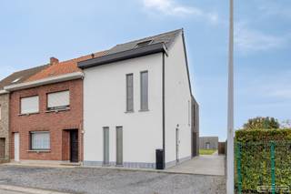 In een rustige straat, met een vlotte verbinding naar Waregem centrum, Vichte én de oprit van de E17 (zowel Deerlijk als Waregem), vind je...