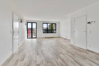 Dit instapklaar appartement is vernieuwd in 2020 en is gelegen pal in het centrum van Retie.<br />Het is gelegen op de eerste verdieping en is recent volledig opnieuw geschilderd.<br /><br />Langs de traphal komen we binnen in de ruime woonkamer met een zit-en eetplaats.<br />Aansluitend bevindt zich de nieuw ingerichte keuken.<br />Via de keuken is er een toegang tot het groot zuidgericht terras (28 m²)<br /><br />De nachthal geeft toegang tot het gastentoilet, een wasplaats, de badkamer die voorzien is van een inloopdouche en lavabo. Vervolgens is er een ruime slaapkamer die aan de achterzijde van het appartement is gelegen.<br />Tevens bevindt er zich nog een slaapkamer aan de voorzijde van het appartement.<br />Achteraan het appartementsgebouw ligt een afgesloten garage welke inbegrepen is.<br /><br />Dit appartement is omwille van de gunstige ligging en lage maandelijkse kosten ook geschikt voor investeerders.<br /><br />Bijzonderheden :<br /><br />Vernieuwd<br />Instapklaar<br />Ruim terras<br />Midden in het centrum