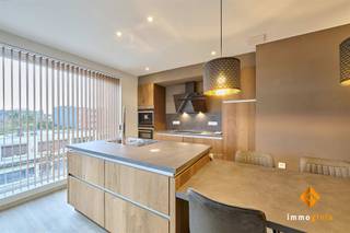 <p><span>TOPLIGGING!  Volledig instapklaar 1-slaapkamerappartement in hartje Lommel.</span></p><p><span> </span></p><p><span>Indeling</span><span>:</span></p><p><span>Inkomhal, apart toilet, ruime living met open keuken, berging, slaapkamer met ensuite badkamer.  </span></p><p><span> </span></p><p><span>In de kelder is er een berging en een afgesloten parkeerplaats.  </span></p><p><span>Het terras is gelegen aan de voorkant en heeft een uitzicht op het marktplein en de kerk.</span></p><p><span> </span></p><p><span>Troeven</span><span>:</span></p><ul><li><span>Topligging!</span></li><li><span>Ruim terras met zicht op het marktplein en de kerk</span></li><li><span>Zonnepanelen voor gemeenschappelijke delen</span></li><li><span>Vloerverwarming</span></li><li><span>Kelderberging en afgesloten autostaanplaats inbegrepen</span></li><li><span>Ook ideaal voor investeerders!</span></li></ul><p><span> </span></p><p><span> </span></p>