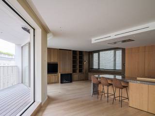 <br />Appartement de luxe avec deux chambres, grande terrasse et situation centrale sur la Kouter<br /><br />Cet appartement deux chambres (construction 2017) a été entièrement aménagé avec du mobilier sur mesure et fini avec des matériaux de haute qualité. Intemporel, il offre une surface habitable de 135 m² ainsi qu’une spacieuse terrasse de 17 m² avec vue sur la Kouter.<br /><br />L’appartement comprend une vaste chambre principale avec salle de bains attenante, ainsi qu’une seconde chambre plus compacte pouvant servir de dressing, de chambre d’amis ou de bureau. L’agencement réfléchi et la qualité des finitions assurent un confort de vie exceptionnel.<br /><br />Situé dans une résidence élégante et calme, l’appartement constitue le point de départ idéal au cœur de l’un des emplacements les plus exclusifs du centre-ville de Gand.<br /><br />En résumé : une propriété d’exception grâce à son emplacement AAA, ses finitions haut de gamme et son style intemporel.