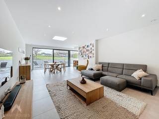 <p>Energiezuinige halfopen bebouwing die tot in de puntjes werd afgewerkt bestaande uit een inkomhal met gastentoilet, ruime lichtrijke leefruimte met eet-en zithoek + gashaard, volledig uitgeruste keuken, bureel/technische ruimte, praktische was/bergplaats met ingemaakte kasten, ruime ingerichte badkamer (inloopdouche met lavabomeubel en veel kastruimte), garage met sectionale poort + doorgang naar de zuidwest gerichte tuin en een aangelegde tuin met leuke zonneterrassen en magnifiek zicht over de velden.</p>
<p>Op het verdiep is een nachthal met afzonderlijk toilet en ingemaakte kasten, 2 volwaardige slaapkamers waarvan de master bedroom is uitgerust met een dressing en een trapluik naar de zolderruimte.</p>
<p>Extra troeven:</p>
<ul>
<li>Energiezuinig</li>
<li>Voorzien van 12 zonnepanelen</li>
<li>Vloerverwarming</li>
<li>Airco</li>
<li>Maatwerk</li>
<li>Regenwaterput van 10.000L</li>
<li>Aangelegde oprit voor 3 wagens</li>
<li>Zonnige tuin met prachtige open zichten</li>
<li>Camerabeveiliging</li>
<li>vrijstelling van KI t.e.m. 2027</li>
<li>Volledig geschilderd en kwalitatief afgewerkt</li>
</ul>
<p>Deze woning is te koop ZONDER makelaar via het concept van Smart Houses! Verdere inlichtingen of bezoek? Contacteer rechtstreeks de eigenaar via 0468/47.81.57.</p>