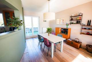 Deze karaktervolle woning op toplocatie staat te koop.<br />Het pand bevindt zich op wandelafstand van Mortsel centrum, maar ook de fietsostrade naar Berchem station, de belangrijkste stations van Mortsel, bus en tram liggen in de omgeving. Kortom een ideale ligging tussen Berchem, Deurne en Mortsel.<br /><br />Je komt het huis binnen via een inkomhal die uitgeeft op een ruime lichte kamer. Deze kan voor heel wat doeleinden gebruikt worden, hobbykamer, muziekkamer, studeerkamer, game-room, ...<br />Op de gelijkvloers bevinden zich een eerste slaapkamer en de volledig ingerichte badkamer (met aansluiting voor wasmachine en droogkast). De badkamer omvat een douche en 2 wastafels.<br /><br />Op de eerste verdieping vind je een ruime woonkamer. Dankzij de grote raampartijen, voor- en achteraan, heeft de leefruimte (woon- en eetkamer) veel lichtinval.<br />De keuken staat in verbinding met de eetkamer. De keuken zelf is gebruiksklaar.<br />De woonkamer geeft uit op een terras dat over de ganse breedte van het huis loopt. De oriëntatie is ZW waardoor je er vanaf 12u gezellig kan genieten van de zon. Net als de stadstuin die ook heel wat potentieel biedt.<br /><br />Verder is er een vaste trap naar de zolderkamer waarvan het dak geïsoleerd is.<br />Het huis is beschikt over een ruime, droge kelder. Buitengevel en dakranden werden gerenoveerd en geïsoleerd in 2022. In 2024 werd er een nieuwe HR condensatieketel (Vaillant) geïnstalleerd.<br /><br />De woning is instapklaar en heeft een EPC score C (248 kWh/M² jaar).<br />-Karaktervolle woning op toplocatie met veel lichtinval en 2 slaapkamers.<br />-Hoog rendement dubbele beglazing.<br />-Cv- installatie HR condensatie van 2024.<br />-Gevelrenovatie en isolatie in 2022.<br />-Zonnig terras en stadstuin.<br />-Droge kelder. <br /><br /><br />