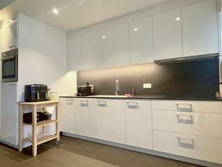 Surf naar www.abricasa.be en plan jouw verhuurafspraak in samen met onze digitale assistente Alice!Instapklaar gelijkvloers appartement met 2 slaapkamers en tuin in AntwerpenHet appartement beschikt over een lichtrijke leefruimte met open, volledig ingerichte keuken. Dankzij de grote raampartijen geniet de leefruimte van veel natuurlijk licht en een mooi zicht op de tuin. De keuken is uitgerust met de nodige toestellen en biedt voldoende opbergruimte.Verder zijn er twee slaapkamers, een moderne badkamer met douche en ligbad, een apart gastentoilet en een praktische wasruimte.De privatieve tuin vormt een absolute troef en biedt een aangename buitenruimte waar je in alle rust kan genieten.- NIET GEMEUBELD - EPC: 208 kWh/m²jaar UC: 20230314-0002837651-RES-1- Maandelijkse kosten: 150,- euro bevatten: onderhoud &amp; verbruik gemeenschappelijk delen en onderhoud van de tuin- Huurwaarborg: 4.500,- euro (3 maanden huur) - Beschikbaar: Datum 1/05/2026- Type contract: Bepaalde duur 1 jaar Abricasa staat voor een persoonlijke én actieve vastgoedbegeleiding van A tot Z! Leer ons kennen!