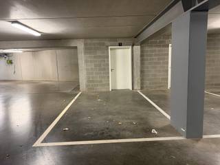Comfortable parking space with a spacious cellar (+/- 10 m²) in a small residence. Automatic access gate.