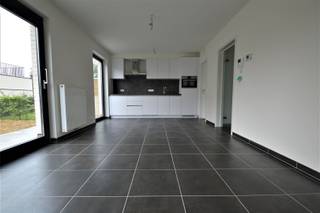 <p><span>Nieuwbouw gelijkvloers appartement met tuin en garage</span></p><p><span> </span></p><p><span>Residentie De Lijnder. Mooi recent appartement voorzien van alle comfort , vlakbij het centrum. </span></p><p><span> </span></p><p><span>Prachtig project dat u de unieke combinatie biedt van hoogstaand wooncomfort & tijdloze architectuur. </span></p><p><span>Indeling: Inkomhal met vestiaire, living met open keuken en aansluitende berging, badkamer met inloopdouche en badkamermeubel, apart toilet, 2 slaapkamers die uitgeven op tuin en terras, waar u een volledige dag zon hebt. </span></p><p><span>De appartementen zijn opgetrokken volgens de laatste voorschriften qua isolatiewaarden. </span></p><p><span>Gordijnen voorzien en volledig geschilderd.</span></p><p><span>Gemeenschappelijke kosten slechts € 50. </span></p><p><span>Garage in huurprijs inbegrepen. </span></p><p><span>Beschikbaar : </span><span>01/02/2026</span></p><p><span> </span></p><p><span>Voor meer inlichtingen of een bezoek ter plaatse cotacteer Immo Twins 052/55.55.55 of info@immotwins.be </span></p>