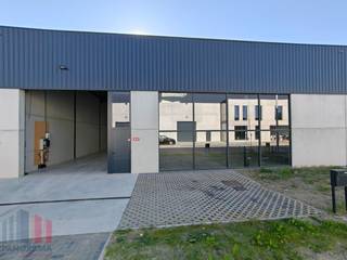 Fantastisch gelegen <strong>nieuwbouw KMO-unit van 495 m²</strong> te huur op bedrijventerrein Rodenbach Zuid nabij de Zwartegatstraat te Oostkamp.<br /><br />De loods met een vrije hoogte van minstens 6 meter is toegankelijk via een automatische sectionale poort (4,20 m H x 4,85 m B) met aparte toegangsdeur met glaspartij, 2 parkings en voldoende ruimte voor de poort.<br /><br />Verder is de opslagruimte voorzien van een polybetonvloer, lichtstraat met rookkoepel (brandklasse C). De voorgevel is grotendeels in glas wat zorgt voor een zeer lichtrijke werkomgeving en biedt de mogelijkheid om een deel in te richten als kantoorruimte.<br /><br />Databekabeling en elektriciteit (3 x 400V) zijn aanwezig. <br />Ruime parkeer en manoeuvreerruimte op de site.<br /><br />Onmiddellijk beschikbaar.<br /><br />Aarzel niet en contacteer <strong>PANORAMA B2B</strong> voor bijkomende inlichtingen, plannen of een vrijblijvend plaatsbezoek <strong>0479 70 70 73</strong>.