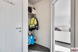 Dit gezellig duplex-appartement is gelegen in Denderbelle, vlakbij openbaar vervoer, scholen en winkels. Indeling: inkomhal, een gastentoilet,...