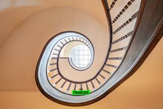 UNDER CONTRACT - Op een steenworp afstand van het Collège Saint-Michel ligt dit comfortabele tuinhuis uit 1938 met een oppervlakte van circa 462...