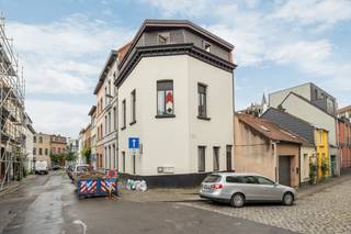 Op zoek naar een interessant opbrengsteigendom?Dit pand is gunstig gelegen nabij belangrijke invalswegen, scholen en parken – een toplocatie voor...