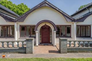 Welkom in “Villa ’t Bloemenhof” – een charmant historisch buitenverblijf, opgetrokken in opdracht van burgemeester Ghysbrechts in het tweede kwart...