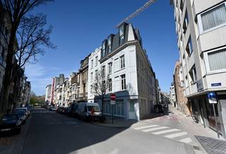 Op zeer centrale ligging, achter deze prachtig authentieke gevel bevindt zich op de gelijkvloerse verdieping deze knap gerenoveerde studio terug. De residentie ligt zeer centraal op boogscheut strand, shopping en station.<br /><br />De studio ligt op de benedenverdieping en omvat inkomhal, mooie leefruimte met open keuken, moderne badkamer en berging (aansluit wasmachine)<br />Deze residentie werd volledig gerenoveerd en de ruime studio is dan ook instapklaar.<br /><br />Er is een gemeenschappelijk dakterras aanwezig, evenals vuilnislokaal en gemeenschappelijke fietsenberging op het gelijkvloers. <br /><br />Nog op zoek naar uw 2e verblijf, investering of knusse woonplek? Neem dan. nu contact op voor afspraak 059/43.43.00