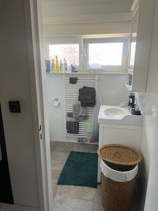 Met een bewoonbare oppervlakte van 125m² en een perceel van 155m², biedt deze woning uitstekende leefruimte. De woning beschikt over een geïnstalleerde keuken, een ruime woonkamer en één badkamer, aangevuld met twee aparte toiletten. De constructie uit 1954 met twee gevels en drie verdiepingen is in goede staat en voorzien van dubbele beglazing en centrale verwarming op gas.<br /><br />Geniet van buitenleven op het terras van 9m² of in de tuin van 60m². De woning is voorzien van een kelder voor extra opslagruimte. Met een gunstige EPC-score C, is dit een energiezuinig huis.