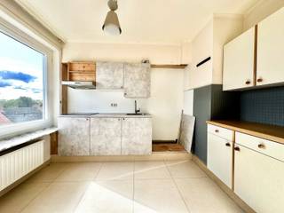 Dit instapklaar appartement is gelegen op 5 minuten van het centrum van Roeselare.De indeling is als volgt: inkomhal, lichtrijke woonkamer,...