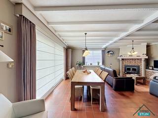In een rustige en aangename omgeving, vlak bij het bosrijke domein rond het Kasteel d’Aertrycke, vinden we deze charmante woning terug. De woning geniet van een groene ligging en heeft tegelijk een vlotte verbinding naar diverse winkels en het openbaar vervoer. Je komt de woning binnen via de inkomhal, die toegang biedt tot het gastentoilet, de woonkamer en de vaste trap naar de eerste verdieping. De lichtrijke woonkamer biedt voldoende ruimte voor een gezellig salongedeelte en een eetplaats. Aansluitend bevindt zich de keuken, die volledig ingericht is en waar ook plaats is voor een ontbijttafel. Vanuit de keuken heb je toegang tot de garage, waar naast ruimte voor één wagen ook voorzieningen aanwezig zijn voor een wasmachine en droogkast.<br />Een grote troef op de gelijkvloerse verdieping is de lichtrijke veranda. Van hieruit geniet je van een mooi zicht op de verzorgde tuin, waardoor dit een aangename extra leefruimte vormt doorheen het jaar. Op de eerste verdieping leidt de nachthal naar drie slaapkamers, de badkamer en een praktische bergingsruimte. De badkamer is uitgerust met een ligbad, een lavabomeubel en een tweede toilet. Via een trapluik is er ook toegang tot de zolder, die extra bergruimte biedt. Achteraan de woning bevindt zich een mooi aangelegde tuin met een eerste terras aan de veranda, een moestuin en een tuinhuis met overkapping, ideaal als overdekt terras. Vooraan is er op de oprit nog plaats om een wagen te parkeren.<br />Deze woning combineert een rustige, groene ligging met praktische ruimtes en een aangename tuin. Een ideale thuis voor wie graag comfortabel woont in de nabijheid van natuur, winkels en openbaar vervoer. (sted. inl.: Vg,Wg,Gmo,Gvkr,Gvv)