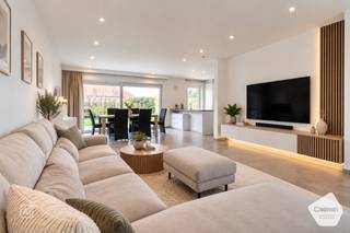 <u><strong>Recente Instapklare woning (bouwjaar 2021)</strong></u> op Unieke &amp; Idyllische ligging in een doodlopende straat.  De indeling van de woning is als volgt: inkomhal met gastentoilet, open leefruimte bestaande uit salon en eetkamer met uitzicht naar de aangelegde tuin. Aangrenzend vindt U de volledig geïnstalleerde keuken met berging. Op de eerste verdieping bevinden zich <u><strong>3 slaapkamers</strong></u> en een gastentoilet. Een leuke en luchtige badkamer met inloopdouche, ligbad en dubbele wastafel in meubel. Tevens is er een apart toilet boven. Er is ook 10.000 liter regenwater. Kortom dit is een <strong>ECHTE HOTSPOT</strong>! Deze woning heeft Centrale Verwarming op Gas, 8 zonnepanelen &amp; Screens &amp; Elektrische rolluiken. Praktisch Tuinhuis en een leuke aangename tuin. Voor de woning en aan de woning is er voldoende parkeerruimte en eveneens een carport. Er is tevens een mooi terras en een aangelegde tuin. Dit is een betrouwbare, volledig afgewerkte WONING met Energielabel A!<br /><br /><u><strong>Indeling gelijkvloers:</strong></u>
<ul>
	<li>Inkom met apart toilet;</li>
	<li>Volledige open geïnstalleerde keuken met aanpalende berging;</li>
	<li>Open leefruimte bestaande uit salon en eetkamer met zicht op de aangelegde tuin;</li>
	<li>Leuk terras en een aangelegde tuin;</li>
	<li>Tuinhuis;</li>
	<li>Carport;</li>
	<li>Parkeerruimte voor de woning;</li>
</ul>
<strong><u>Eerste verdieping:</u></strong>

<ul>
	<li>3 slaapkamers ( 12m², 12m² &amp; 11,50m²);</li>
	<li>Aangename en luchtige badkamer met inloopdouche, dubbele wastafel en ligbad;</li>
	<li>Apart toilet;</li>
</ul>
<strong><u>Tweede verdieping te bereiken via schuiftrap:</u></strong>

<ul>
	<li>Zolderruimte te bereiken via schuiftrap;</li>
</ul>
Voor meer informatie of verdere vragen aarzel zeker niet om ons te contacteren via: <strong><u>oostkamp@caenen.be</u></strong><br /> 